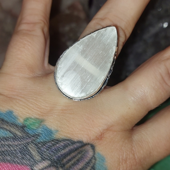 Beautiful Teardrop Raw Selenite Ring Size 6.75 - Picture 3 of 6